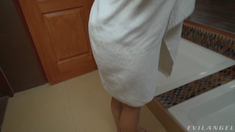 [Carolina Guerrero, 20] Secret Deviance