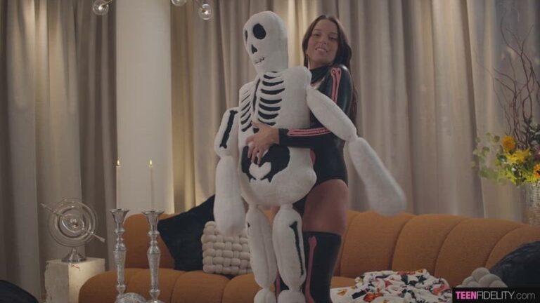 [Kloe Love, 23] A Halloween Trick