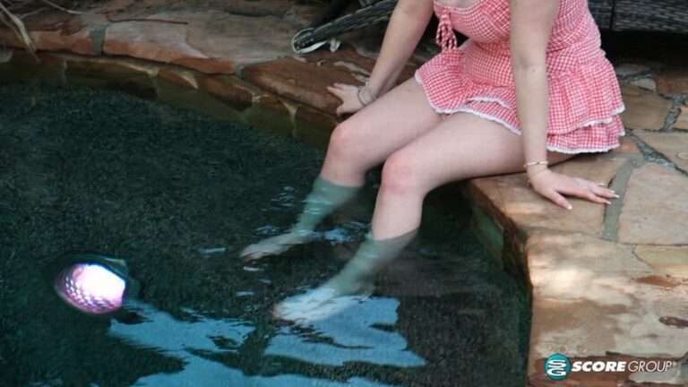 [Lilibet Saunders, 19] Thick teen gets cum on her face