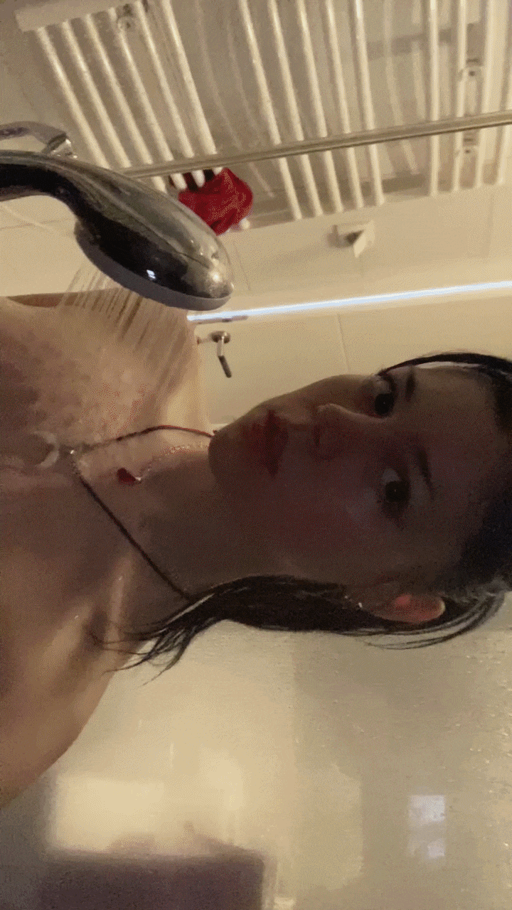 This 19Yo Freshman Girl Definitely Lacks A Shower Buddy!