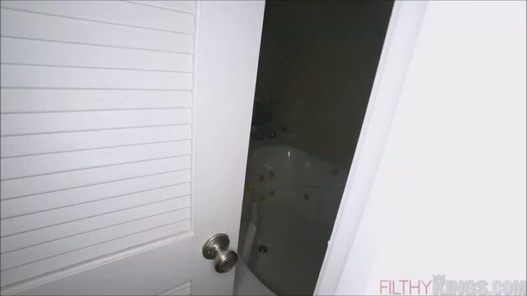 [Vivienne Vo, 21] Watching Vivienne Get Soaking Wet For A Filthy Good...